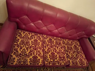 Sofá vintage púrpura y rojo