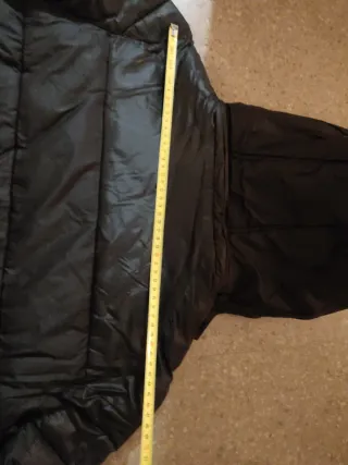 Cazadora negra con capucha de niño. Unos 14 años
