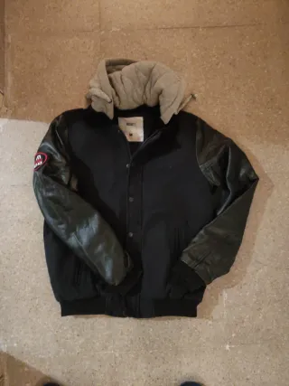 Cazadora negra con capucha de niño. Unos 14 años