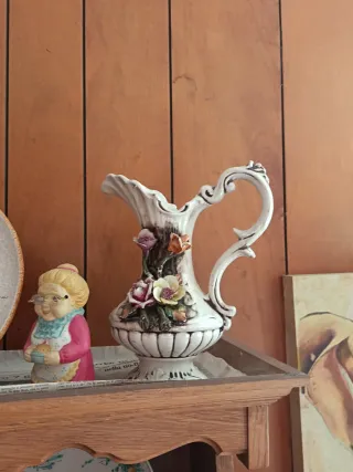 Brocca decorativa con fiori