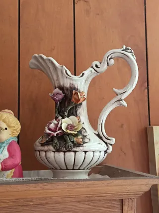 Brocca decorativa con fiori