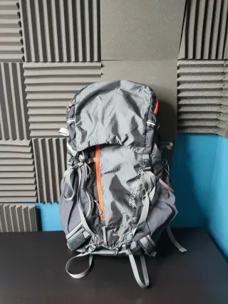 Mochila Salomon Negra y Gris 30 litros