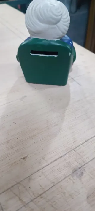 Hucha cerámica abuela tejiendo