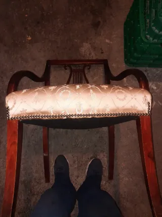 Sillas antiguas de madera y tela