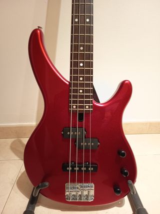 Bajo Yamaha Rojo con Funda