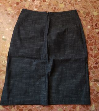 Falda negra con bordado