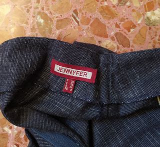 Falda negra con bordado