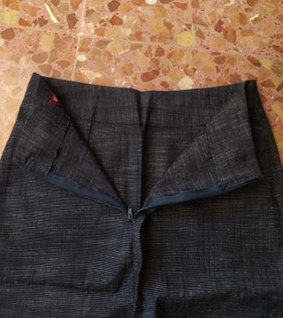 Falda negra con bordado