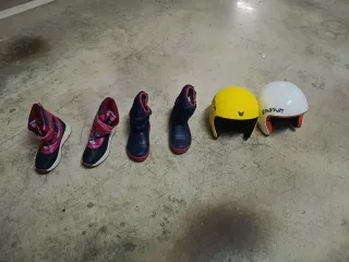 Stivali e Casco da Sci Infantili. 10 pezzi ciascuno