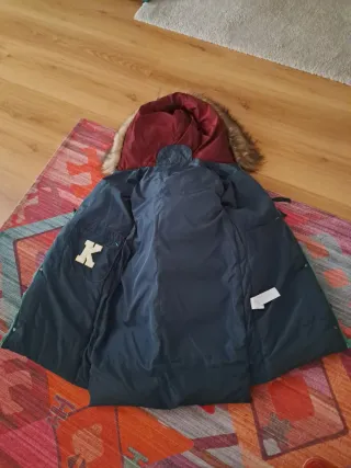 Abrigo plumífero verde y granate