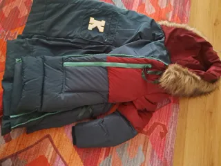 Abrigo plumífero verde y granate