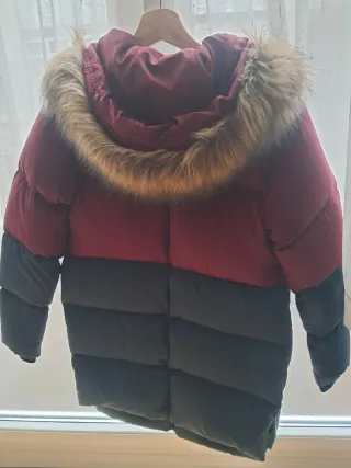 Abrigo plumífero verde y granate