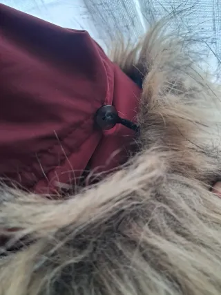 Abrigo plumífero verde y granate