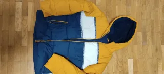 Chaqueta acolchada azul y amarilla de niño