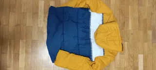 Chaqueta acolchada azul y amarilla de niño