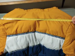 Chaqueta acolchada azul y amarilla de niño