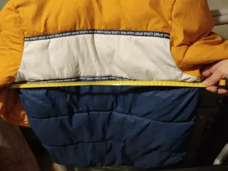 Chaqueta acolchada azul y amarilla de niño