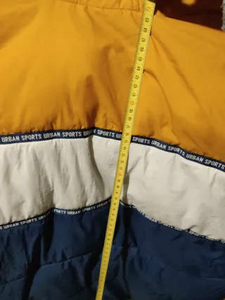 Chaqueta acolchada azul y amarilla de niño