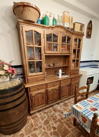 Vitrina de madera y cristal