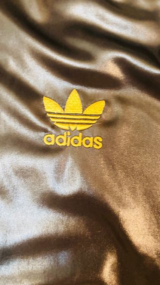 Chaqueta Adidas Chile 62 Negra y Dorada