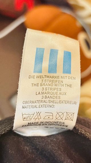 Chaqueta Adidas Chile 62 Negra y Dorada