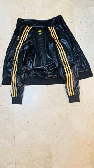 Chaqueta Adidas Chile 62 Negra y Dorada