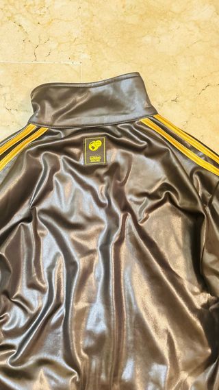 Chaqueta Adidas Chile 62 Negra y Dorada