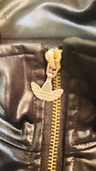 Chaqueta Adidas Chile 62 Negra y Dorada