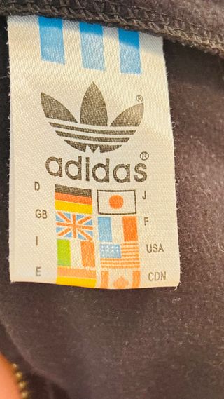 Chaqueta Adidas Chile 62 Negra y Dorada