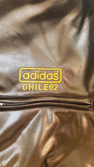 Chaqueta Adidas Chile 62 Negra y Dorada