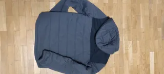 Cazadora acolchada gris y negra de niño