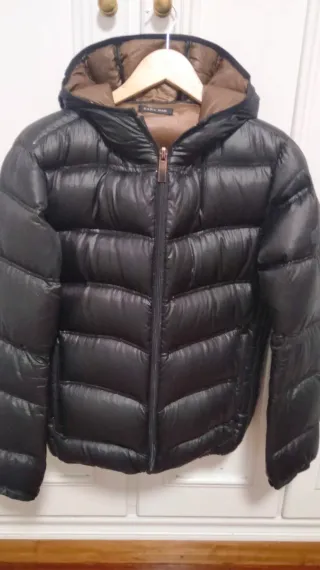 Plumas chico negro con capucha