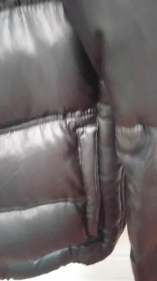 Plumas chico negro con capucha