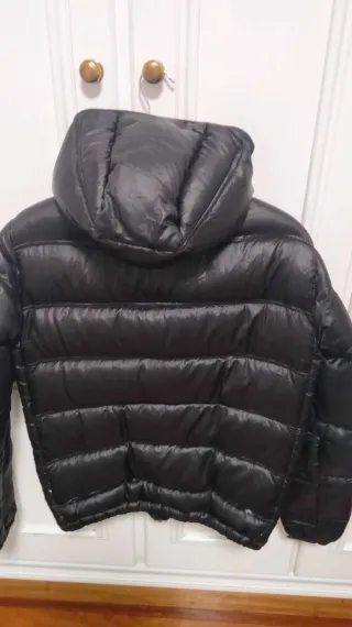 Plumas chico negro con capucha