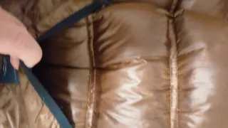 Plumas chico negro con capucha