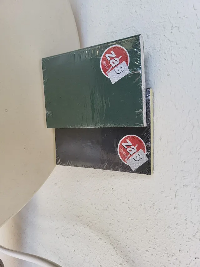 Libretas verde y negra de Miquelrius. Tapa blanda.