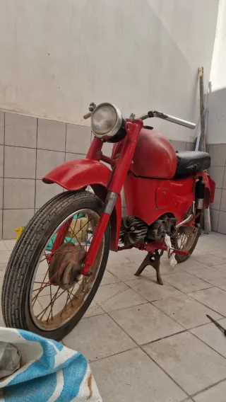 Moto Guzzi Larios 110 Roja