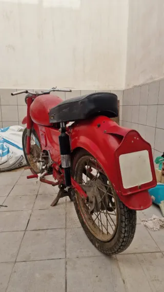 Moto Guzzi Larios 110 Roja