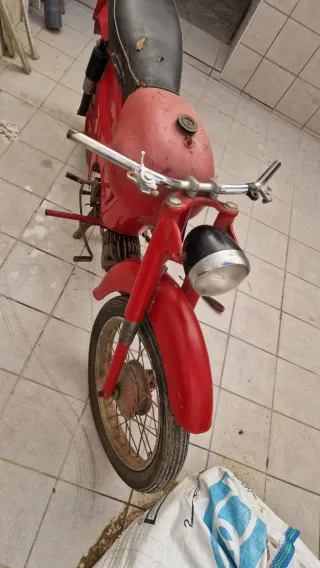 Moto Guzzi Larios 110 Roja
