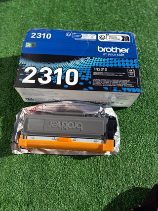 Cartuccia toner Brother TN2310 nero originale, compatibile con stampanti HL-L2300D, HL-L2340DW, DCP-L2500D, DCP-L2520DW, MFC-L2700DW, MFC-L2720DW. Resa fino a 1200 pagine.