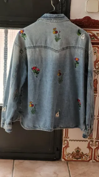 Cazadora tejana Desigual bordada