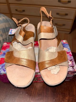 Sandalias Marrones y Doradas Talla 38
