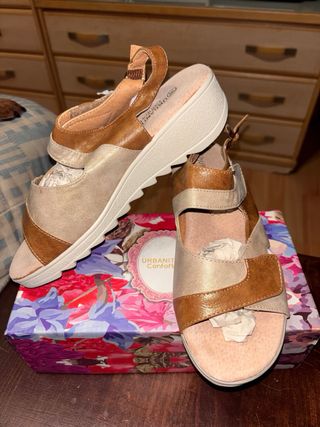 Sandalias Marrones y Doradas Talla 38