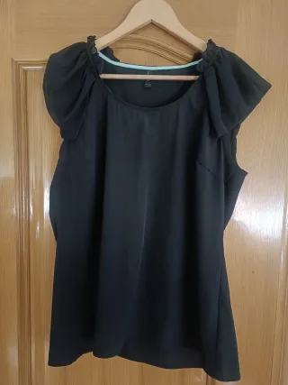 Blusa negra con volantes en hombros