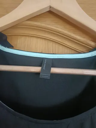 Blusa negra con volantes en hombros