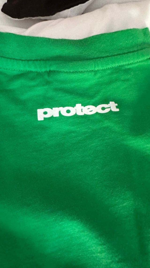 Camiseta Protect London Verde y Roja