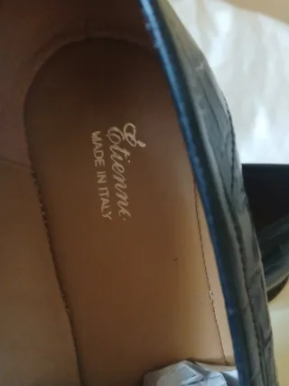 Mocassini neri con catena oro e strass