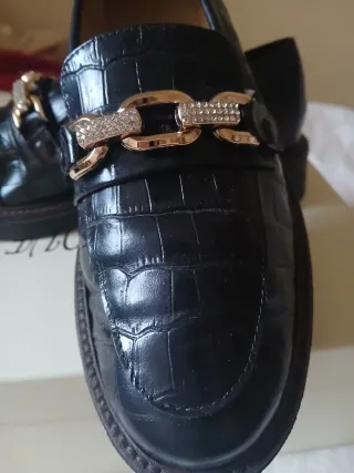 Mocassini neri con catena oro e strass