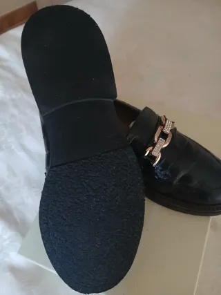 Mocassini neri con catena oro e strass