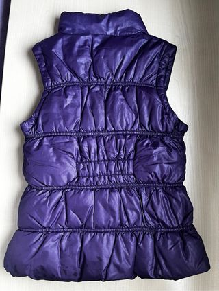 Chaleco morado con flor (violeta, gris y rojo)